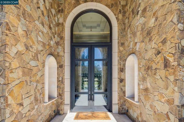 940 Eagle Ridge Dr, Danville CA: https://media.crmls.org/mediaz/4d695ca7-8a6a-4322-90a7-ee301f6d7bc2.jpg