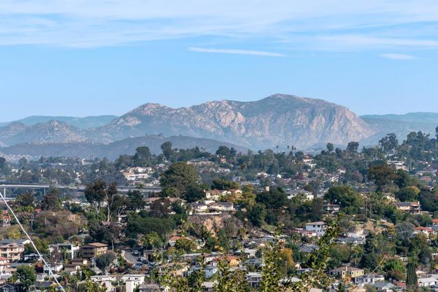 4258 Summit Drive, La Mesa CA: https://media.crmls.org/mediaz/4d6986bf-34ed-4a07-8b6b-c89967f0f66d.jpg