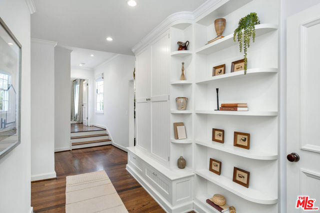 10155 Valley Spring Lane, Toluca Lake CA: https://media.crmls.org/mediaz/4d6a26ea-56da-4632-952f-02b744dc136d.jpg