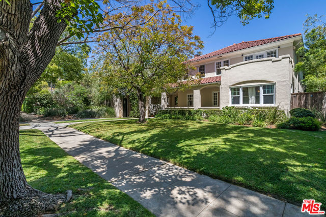 1622 N Orange Grove Avenue, Los Angeles CA: https://media.crmls.org/mediaz/4d6af29d-cd38-4e5c-8e61-38579f9a7d65.jpg