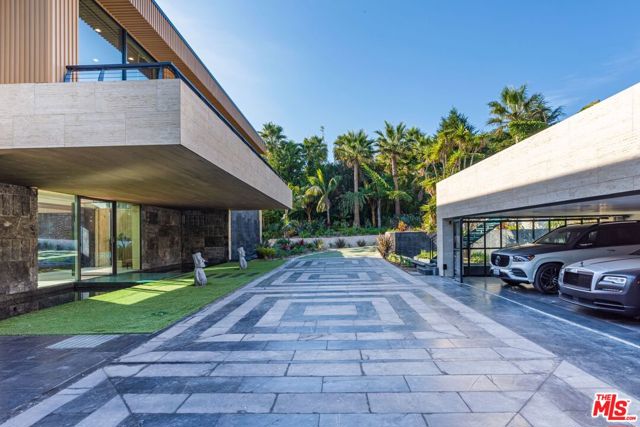 11870 Ellice Street, Malibu CA: https://media.crmls.org/mediaz/4d6bd375-5a84-4571-aa68-4c48596c6601.jpg