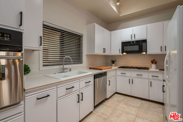 11636 Montana Avenue, Los Angeles CA: https://media.crmls.org/mediaz/4d6c9299-1199-48c7-9538-2e9587905123.jpg