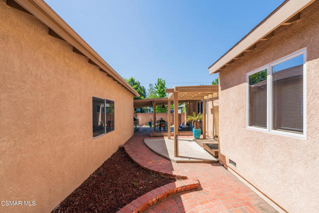 6120 Zelzah Avenue, Encino CA: https://media.crmls.org/mediaz/4d6cff3e-b37b-4ee1-8754-2f9bb01154bd.jpg
