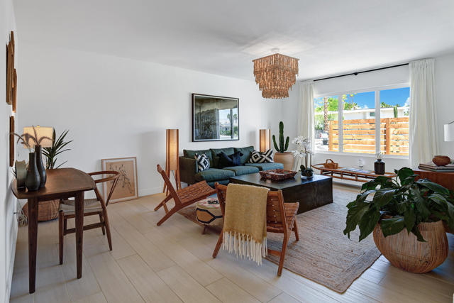 1373 E Madero Circle, Palm Springs CA: https://media.crmls.org/mediaz/4d6dbc91-c6a9-4197-9c20-e581ccd586bd.jpg