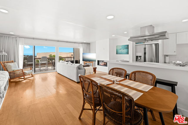 23908 De Ville Way, Malibu CA: https://media.crmls.org/mediaz/4d6ddbee-76ed-4c88-a653-dbb8d819ce27.jpg