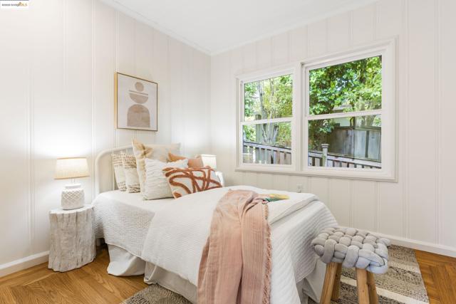 2333 Leimert Blvd, Oakland CA: https://media.crmls.org/mediaz/4d6e3812-953b-4584-8ea1-30dfe348d844.jpg