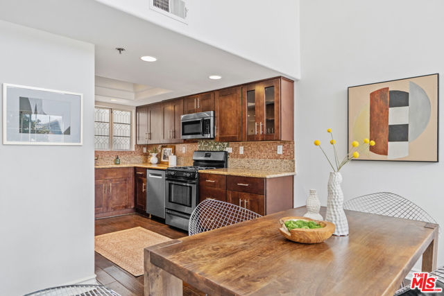 3743 S Canfield Avenue, Los Angeles CA: https://media.crmls.org/mediaz/4d6eb25a-2889-4a92-9150-02bb1a9ce100.jpg