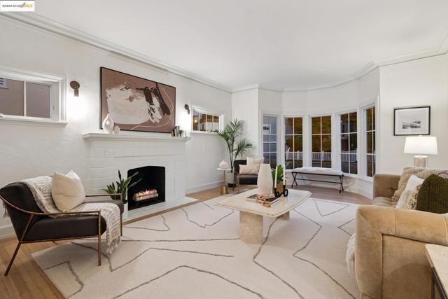 101 Palm Dr, Piedmont CA: https://media.crmls.org/mediaz/4d6ed44f-9959-4913-9e7f-4e0ddd6121f2.jpg