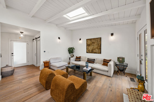 13513 Cheltenham Drive, Sherman Oaks CA: https://media.crmls.org/mediaz/4d6ee066-768e-4c28-901b-8b690ee788e3.jpg