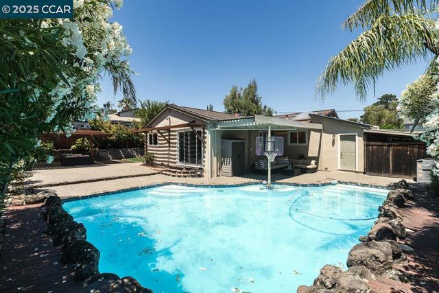 1736 Silverwood Dr, Martinez CA: https://media.crmls.org/mediaz/4d6f07cc-3967-4807-95c1-05a50587b1dd.jpg