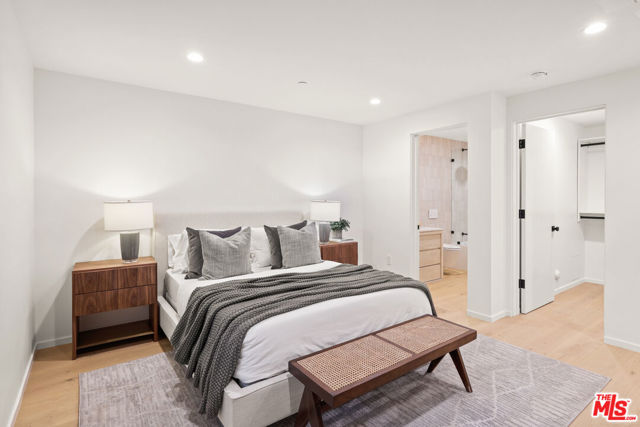 2530 Beverley Avenue, Santa Monica CA: https://media.crmls.org/mediaz/4d6f4707-716f-4a61-b59f-79420cc9baec.jpg