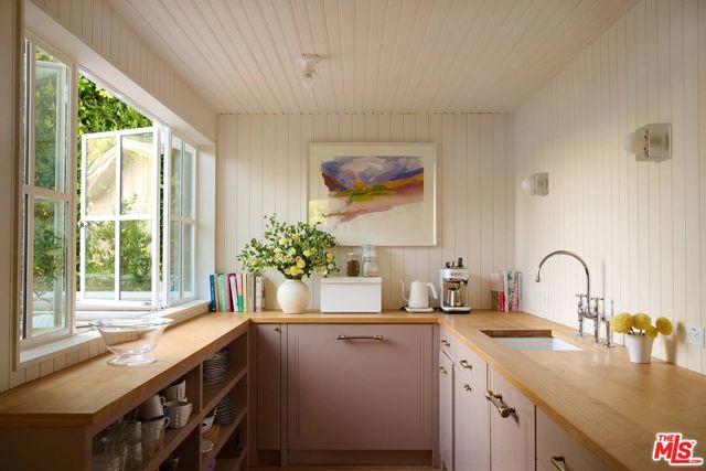 212 Paradise Cove Road, Malibu CA: https://media.crmls.org/mediaz/4d6f7d92-216a-440b-9507-7b2061621f2e.jpg