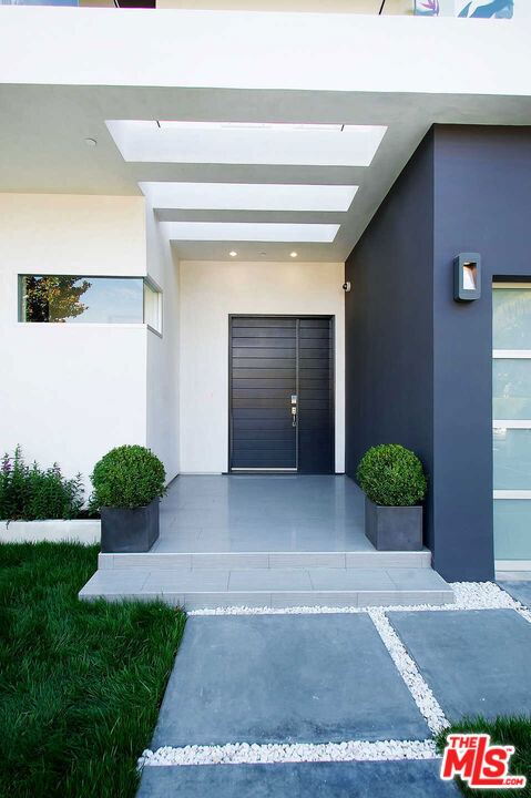 429 N Sweetzer Avenue, Los Angeles CA: https://media.crmls.org/mediaz/4d6fabc9-7c66-443d-8721-16cf438be630.jpg