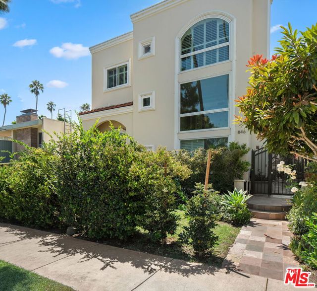 846 21st Street, Santa Monica CA: https://media.crmls.org/mediaz/4d70cc0f-9d4d-4715-93c7-a77cc30db1f0.jpg