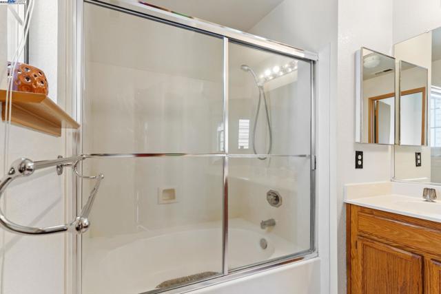 35 Leonard Ct, Alameda CA: https://media.crmls.org/mediaz/4d70cc4d-3bb6-45d0-885b-84e295204a27.jpg