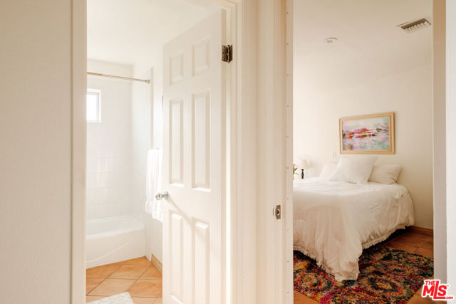 3029 Sequit Drive, Malibu CA: https://media.crmls.org/mediaz/4d721973-b155-45d7-b81a-2933c45607e1.jpg