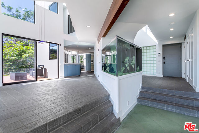 8424 Grand View Drive, Los Angeles CA: https://media.crmls.org/mediaz/4d7354ac-ca35-42c3-a917-afdb6a1fcdc1.jpg