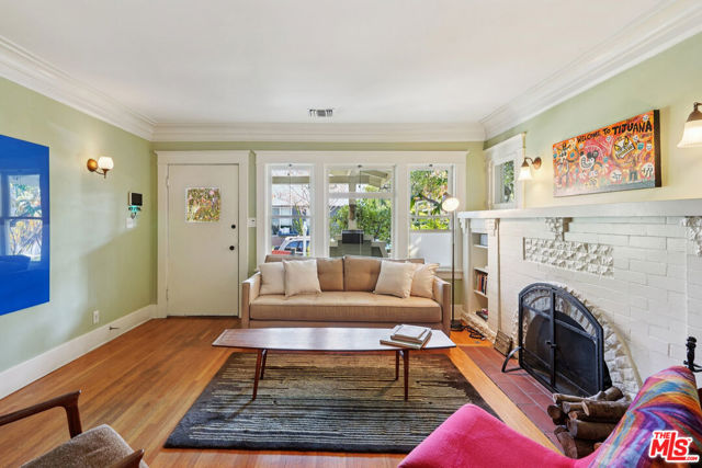 813 Crestmoore Place, Venice CA: https://media.crmls.org/mediaz/4d73f045-3cb0-4d83-8510-4019e4bf4a8c.jpg