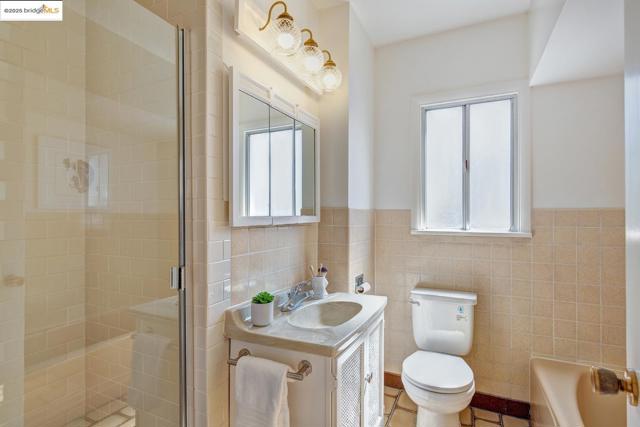 6753 Manor Crest, Oakland CA: https://media.crmls.org/mediaz/4d748b1a-cedf-408d-9880-7e2d55edd893.jpg