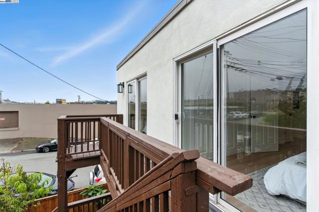 100 Byrne St, Daly City CA: https://media.crmls.org/mediaz/4d74953f-cb7f-4d36-bff9-3c3504c41adb.jpg