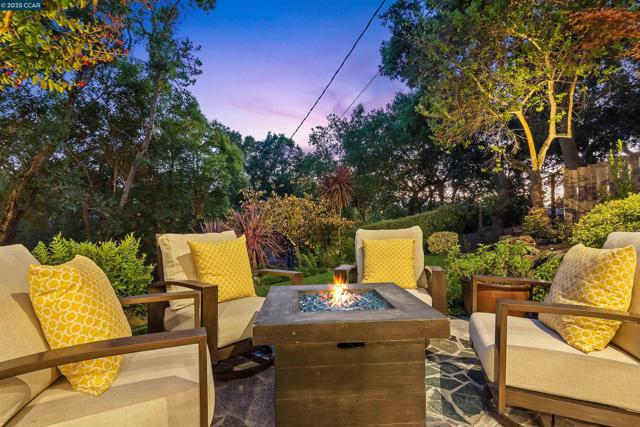 24 La Campana Rd, Orinda CA: https://media.crmls.org/mediaz/4d762dd0-dc39-43e4-b630-d6356e0af799.jpg