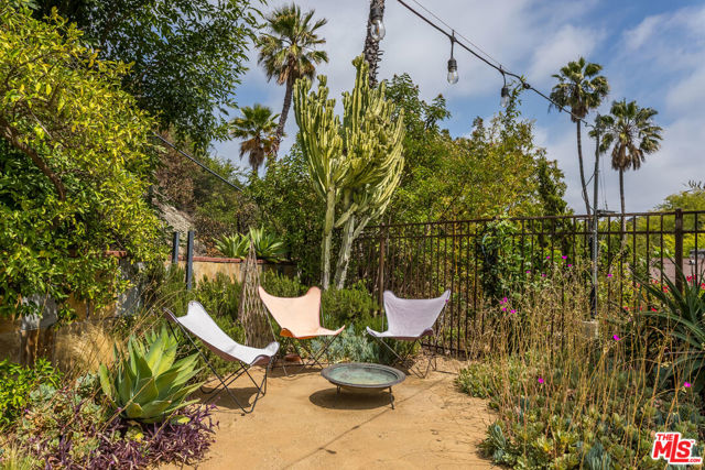 8631 Allenwood Road, Los Angeles CA: https://media.crmls.org/mediaz/4d772d56-8956-4291-8847-3718e01937d7.jpg