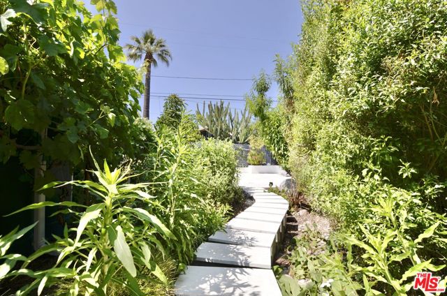9342 Debra Avenue, North Hills CA: https://media.crmls.org/mediaz/4d7763a1-e210-439b-8dd5-8d2a302f843f.jpg