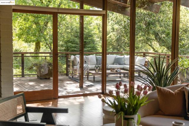 1 Kittiwake Rd, Orinda CA: https://media.crmls.org/mediaz/4d782d0d-396e-4a9b-bac6-142bb4d05da0.jpg