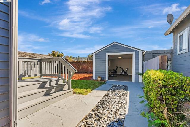 10500 Byron Ave, Oakland CA: https://media.crmls.org/mediaz/4d7885ed-7702-42e8-8279-49795befc591.jpg