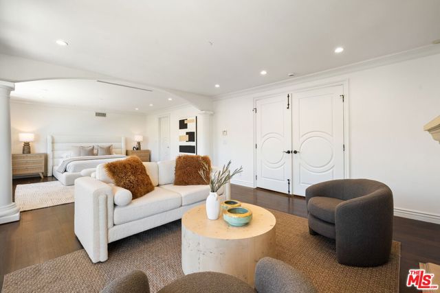 8027 Floral Avenue, Los Angeles CA: https://media.crmls.org/mediaz/4d794441-dd69-4174-aced-b1b983d2d31c.jpg