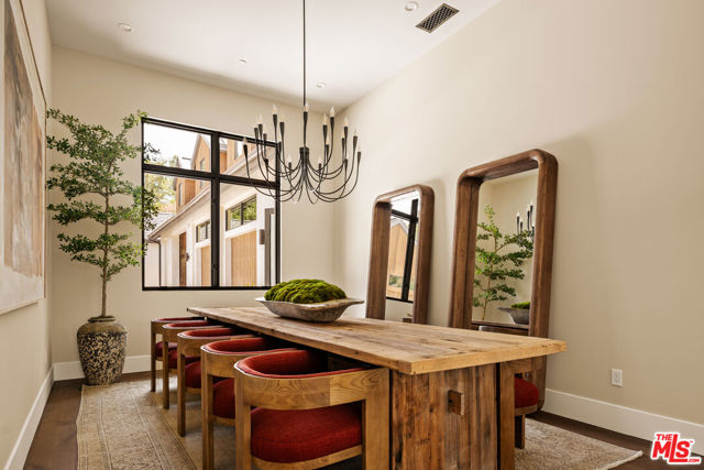 26719 Mulholland Highway, Calabasas CA: https://media.crmls.org/mediaz/4d7a1f44-6ffb-4329-b191-c023a427689a.jpg