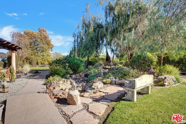 Path leading to Meditation Pon