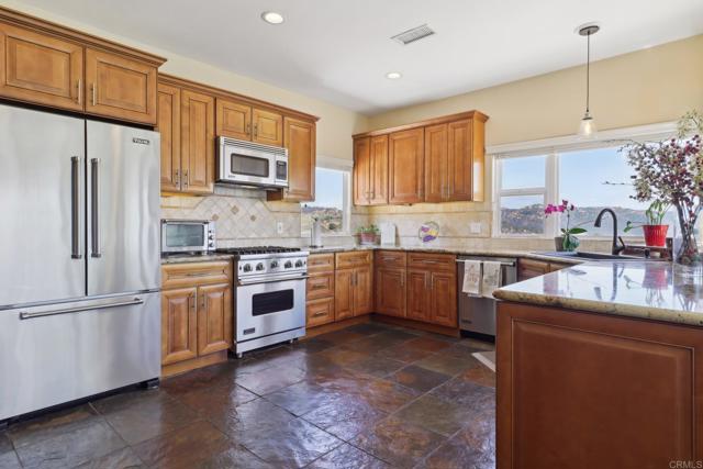 944 Rainbow Crest Road, Fallbrook CA: https://media.crmls.org/mediaz/4d7c50f2-d96a-4458-9844-8541d7eaf47c.jpg