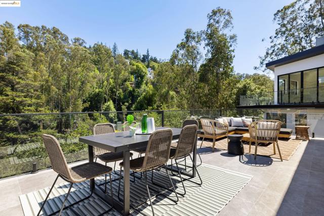 7270 Woodrow Dr, Oakland CA: https://media.crmls.org/mediaz/4d7c5f73-4ec2-4bf5-b87b-a1cb062346c3.jpg