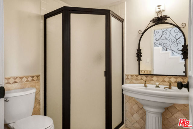 209 N Doheny Drive, Beverly Hills CA: https://media.crmls.org/mediaz/4d7caac9-849c-41ab-a633-a18d975268bc.jpg