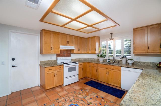 2826 Calle De Malibu, Escondido CA: https://media.crmls.org/mediaz/4d7d7f79-b030-4c86-8915-a3eaac0487e0.jpg