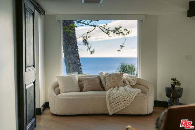 21607 Rambla Vista, Malibu CA: https://media.crmls.org/mediaz/4d7e18ee-5a0b-46cc-a509-d0488306f3ff.jpg