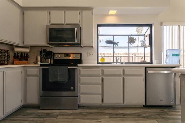 Detail Gallery Image 14 of 31 For 4413 Point Degada, Oceanside,  CA 92058 - 4 Beds | 2 Baths