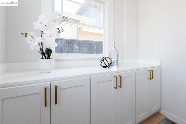 1515 Hampel St, Oakland CA: https://media.crmls.org/mediaz/4d7f8dcf-c158-419e-bc2e-ccb700108615.jpg