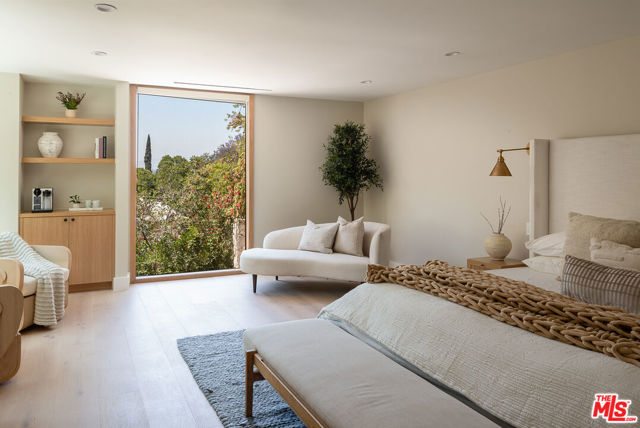 3977 Oeste Avenue, Studio City CA: https://media.crmls.org/mediaz/4d80a2e0-624e-4e79-b7b4-eccc76de20a3.jpg