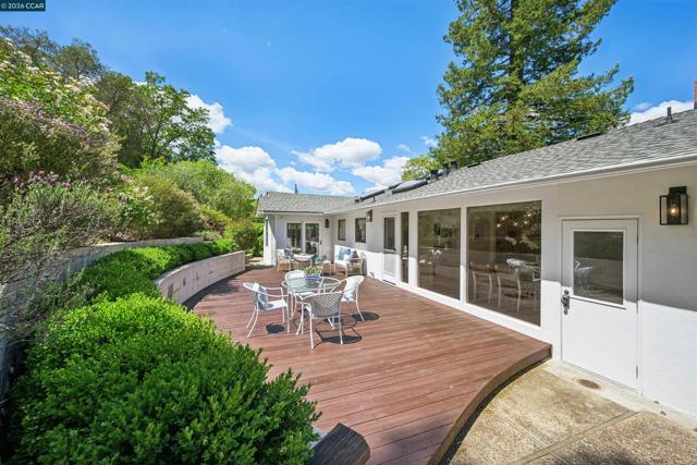 3231 Camino Colorados, Lafayette CA: https://media.crmls.org/mediaz/4d8118ad-195d-43c0-9659-672b4aad9503.jpg