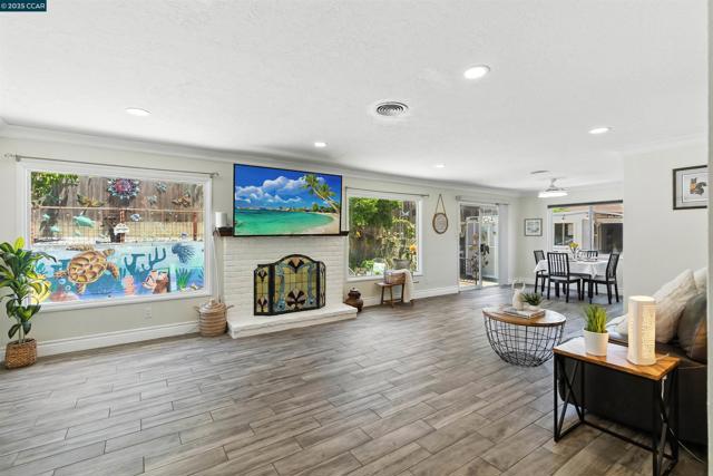 1201 Valle Vista Ave, Vallejo CA: https://media.crmls.org/mediaz/4d81cd8f-6a25-4b0f-8b98-fe2755f2ebdd.jpg
