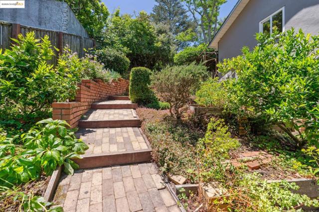 1023 Overlook Rd, Berkeley CA: https://media.crmls.org/mediaz/4d82c512-5bde-4754-9f7d-911491558c5c.jpg