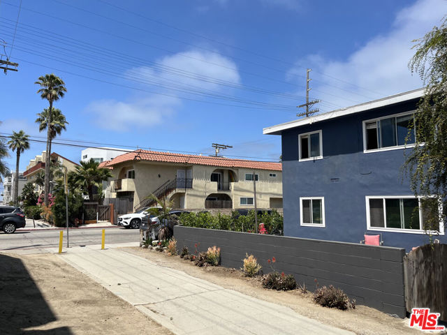 101 Catamaran (#3,4,5,6) Street, Marina del Rey CA: https://media.crmls.org/mediaz/4d839bca-3340-4838-994c-56164063953c.jpg