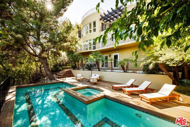 2505 Bowmont Drive, Beverly Hills CA: https://media.crmls.org/mediaz/4d83b901-4bc4-4ad8-9edb-d3007f549451.jpg