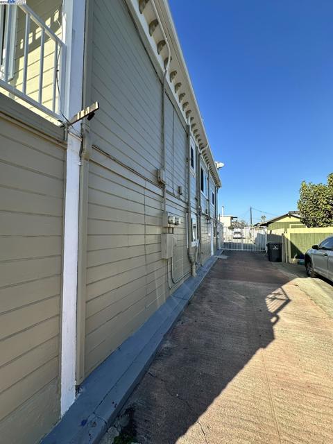 1725 96Th Ave, Oakland CA: https://media.crmls.org/mediaz/4d83c842-837a-4e25-8872-8db436b3ccf9.jpg