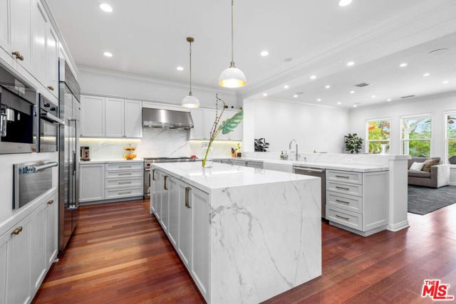 4110 Prado De Los Zorros, Calabasas CA: https://media.crmls.org/mediaz/4d84158a-dd2a-46b5-bbf7-d6229c41feef.jpg