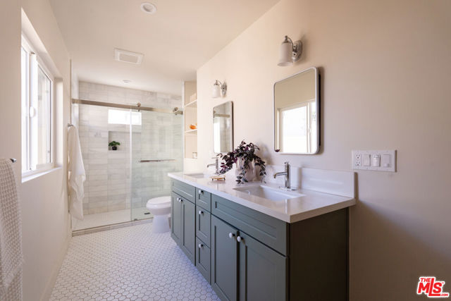 5200 S St Andrews Place, Los Angeles CA: https://media.crmls.org/mediaz/4d85a51b-d040-4eab-8d9d-16da9a8db5bf.jpg