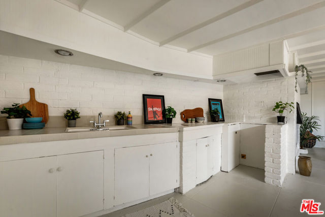 1943 Coolidge Avenue, Altadena CA: https://media.crmls.org/mediaz/4d85b53a-67c1-40b9-a900-d60bedee0526.jpg