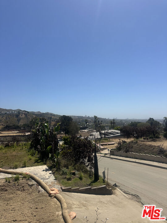 1000 Glenhaven Drive, Pacific Palisades CA: https://media.crmls.org/mediaz/4d86382f-aead-4e3d-9443-8fad3b85048c.jpg